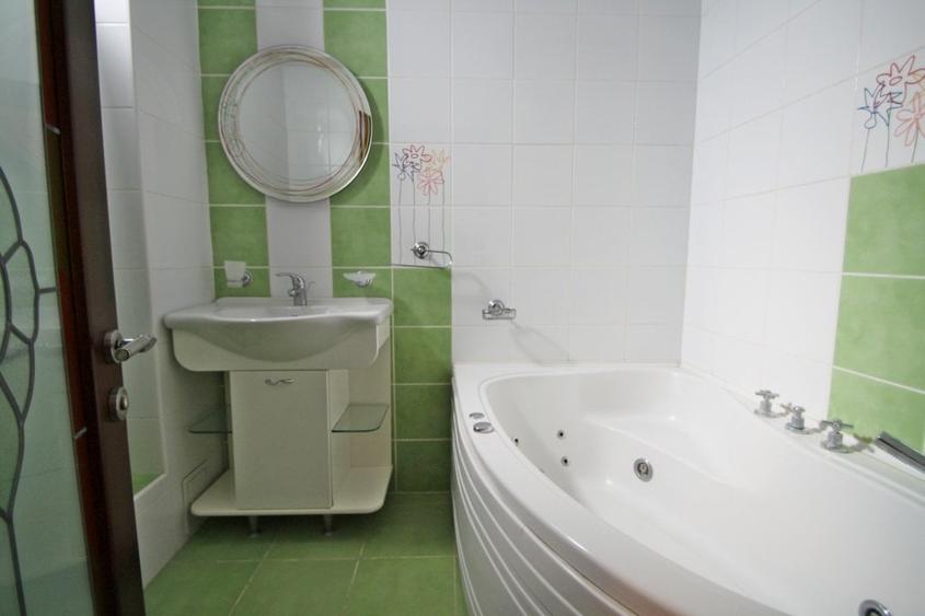 Apartament cu 3 camere decomandat, mobilat în P-ța Ovidiu