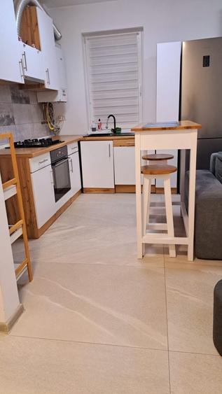 Apartament cu 3 camere semidecomandat în Dumbrăvița
