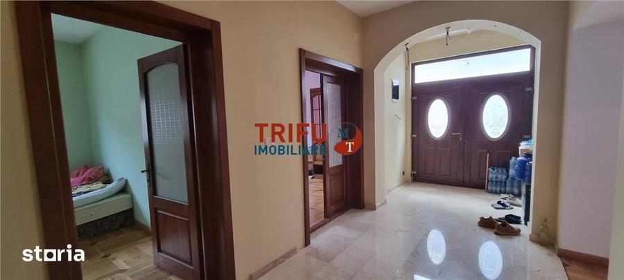 Casă cu 10 camere cu Teren 720 Mp în Lipoveni