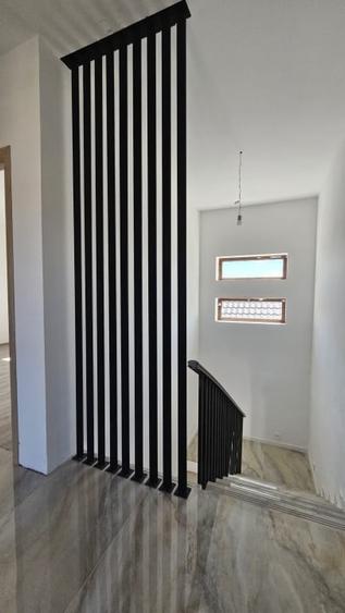 Casă individuală cu 5 camere cu Canalizare în Malu Mare