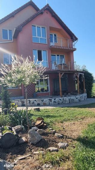 Casă cu 8 camere cu Teren 1000 Mp în Petrești