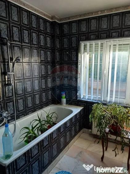 Casă cu 8 camere cu Teren 475 Mp în Uverturii