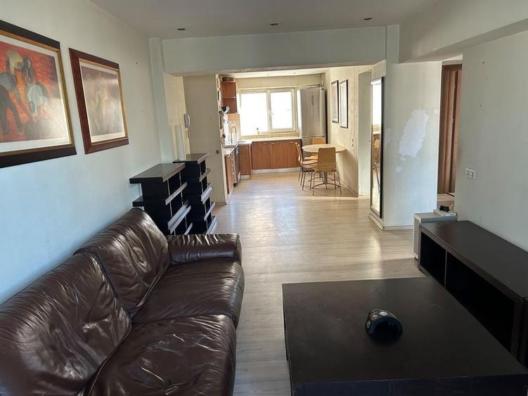Apartament cu 3 camere semidecomandat în Obor