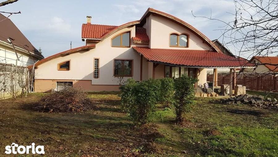Casă cu 5 camere cu Teren 2305 Mp în Recea