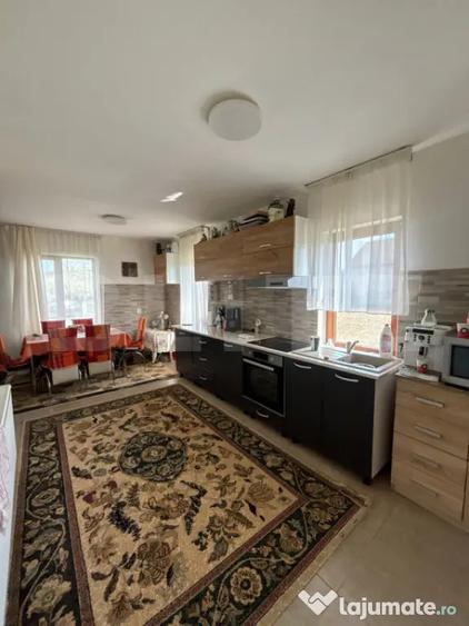 Casă cu 5 camere cu Teren 1000 Mp în Central