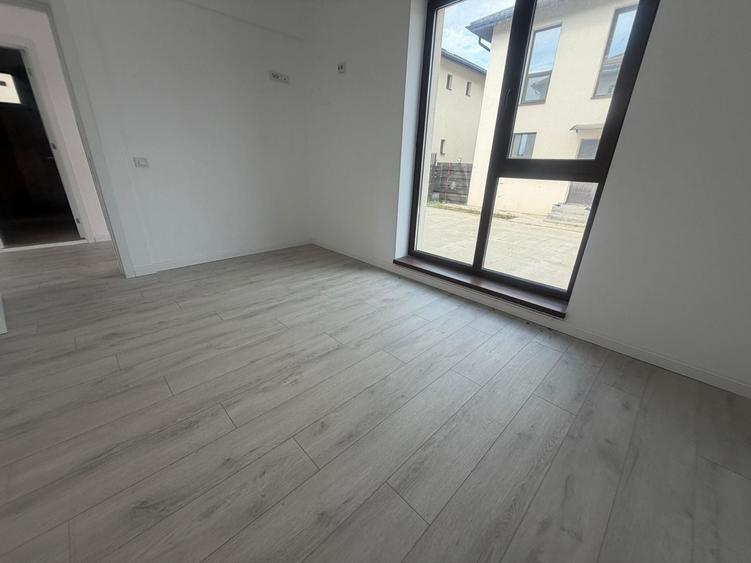 Casă individuală cu 5 camere cu Canalizare în Central