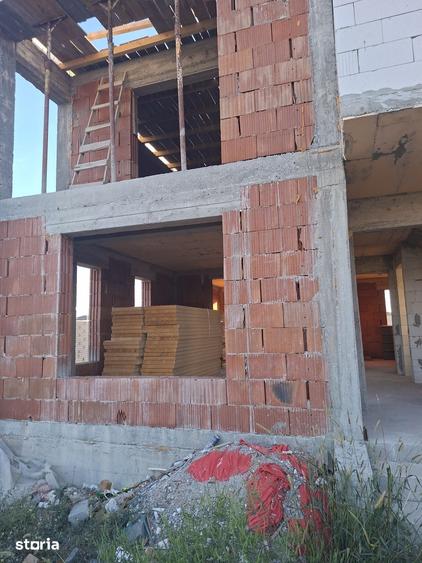 Casă cu 5 camere cu Teren 300 Mp în Malu Mare