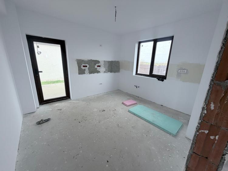 Casă individuală cu 5 camere cu Teren 492 Mp în Exterior Sud