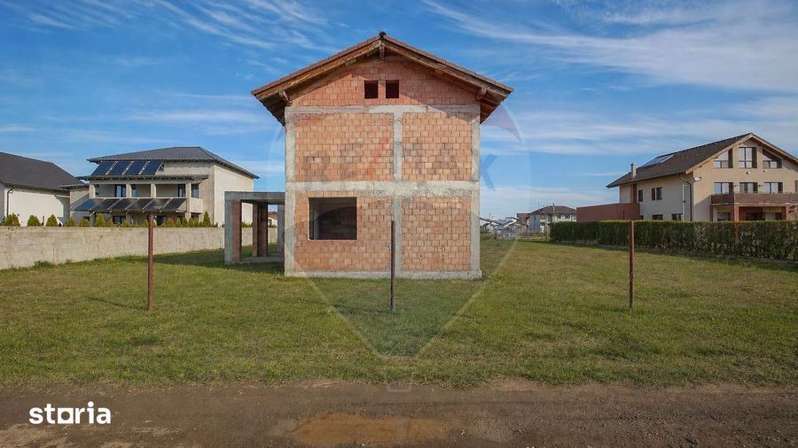Casă cu 6 camere cu Teren 462 Mp în Sânpetru
