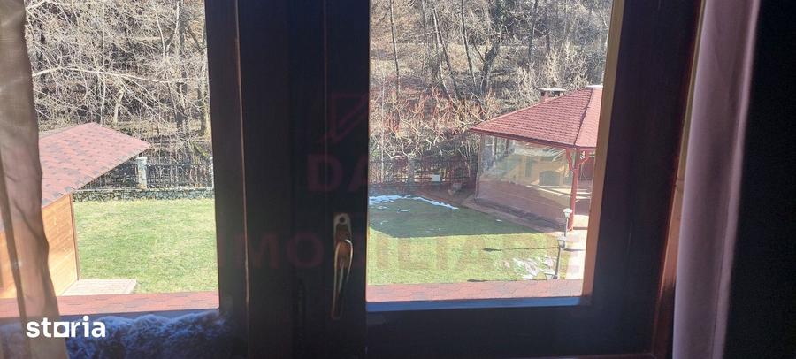 Casă cu 10 camere cu Teren 1000 Mp în Cerbăl