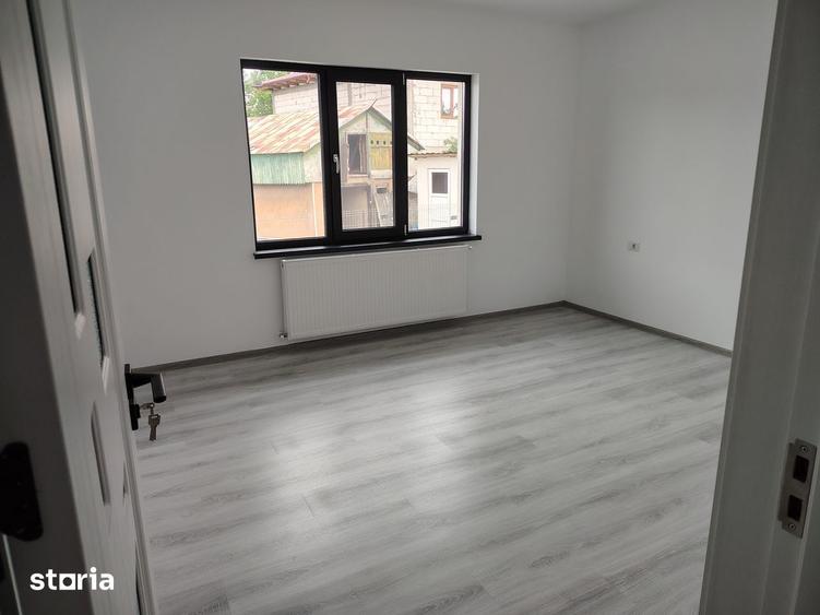 Casă cu 5 camere cu Teren 550 Mp în Braniștea