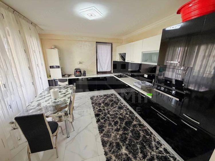 Apartament cu 5 camere decomandat în Craiovița Nouă