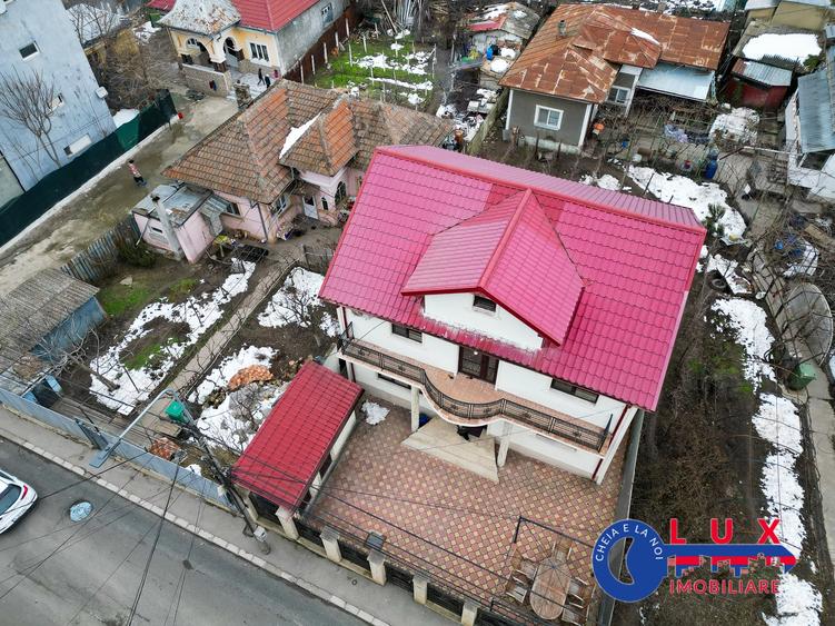 Casă individuală cu 5 camere cu Canalizare în Central