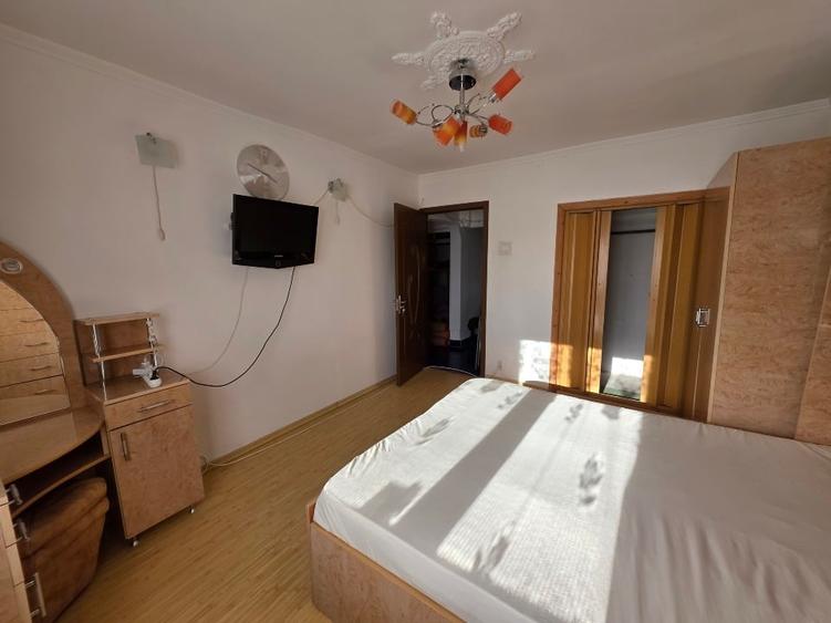 Apartament cu 3 camere decomandat, mobilat în Tineretului