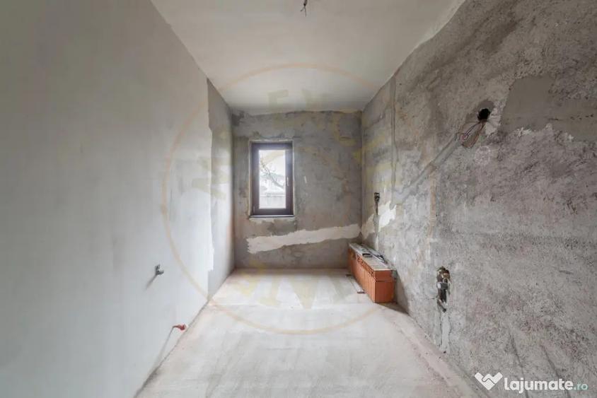 Casă cu 7 camere cu Teren 800 Mp în Mărăcineni