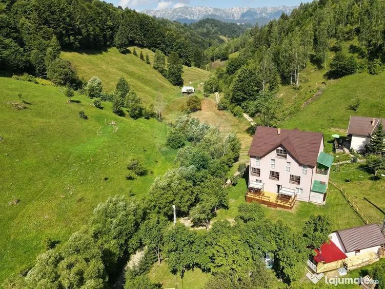 Casă cu 10 camere cu Teren 1137 Mp în Moieciu