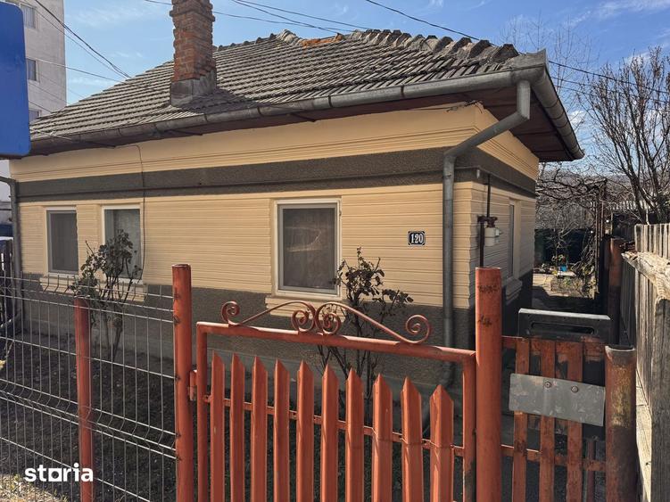 Casă cu 4 camere cu Teren 446 Mp în Central