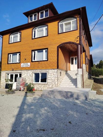 Casă cu 8 camere cu Teren 10 Mp în Repedea