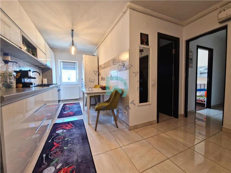 Apartament cu 3 camere decomandat în Tractorul