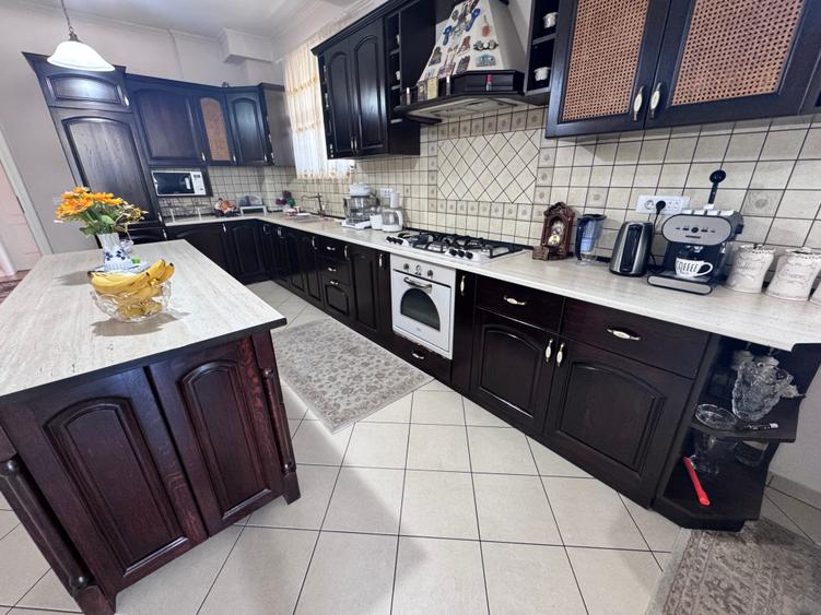 Casă individuală cu 6 camere cu Piscina în Metalurgiei