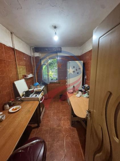 Apartament cu 3 camere semidecomandat în Calea București