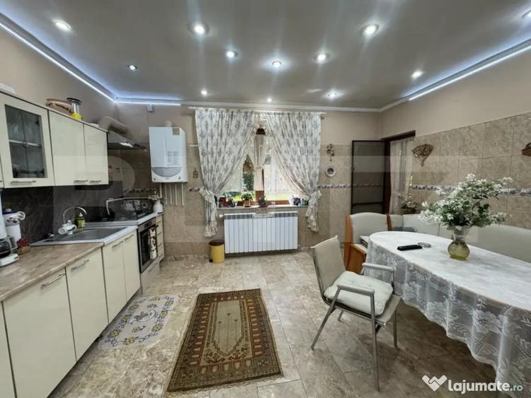 Casă cu 9 camere cu Teren 303 Mp în Central
