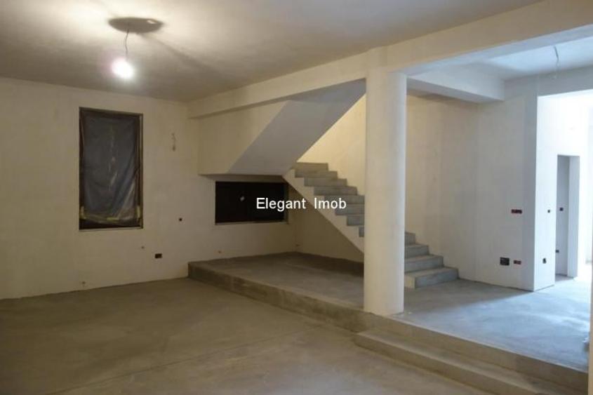 Casă cu 13 camere cu Teren 600 Mp în Corbeanca