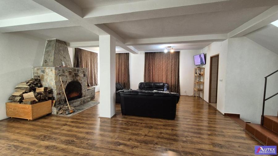 Casă cu 8 camere cu Canalizare în Central