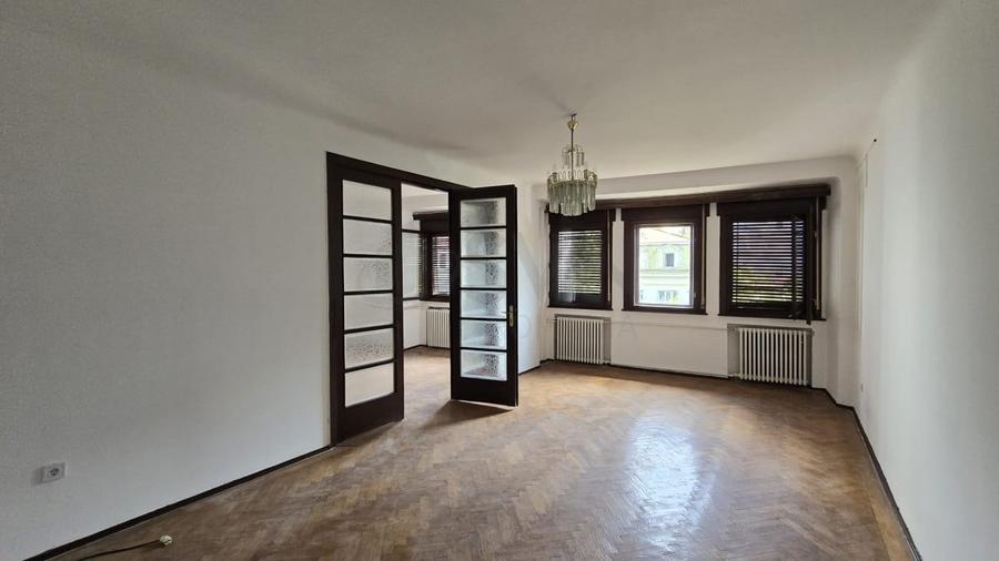 Apartament cu 4 camere circular în Banu Manta