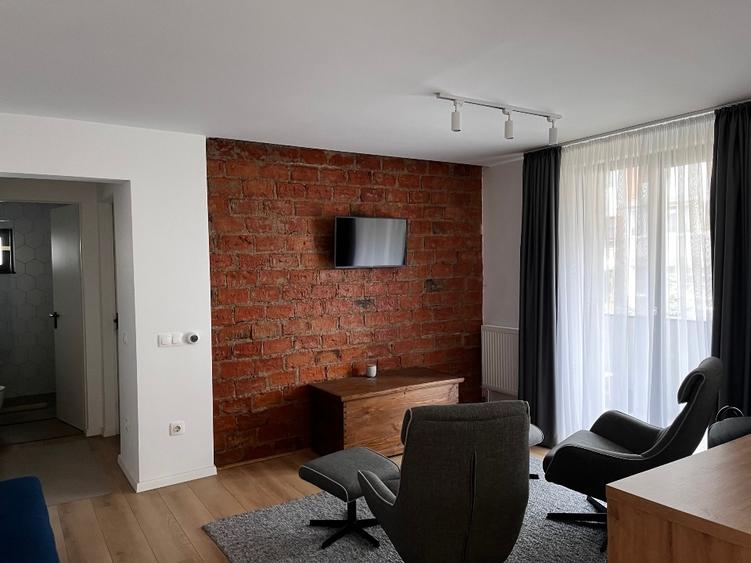 Apartament cu 2 camere semidecomandat, mobilat în Central