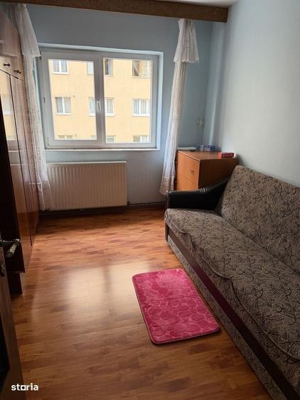 Apartament cu 3 camere decomandat în Astra