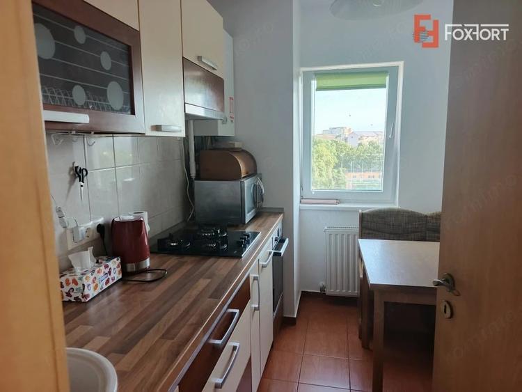 Apartament cu 3 camere semidecomandat în Aradului