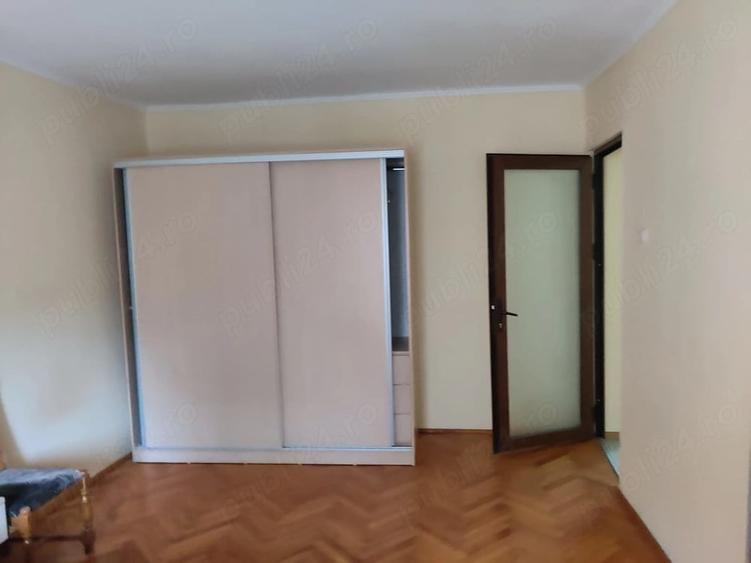 Casă cu 8 camere cu Teren 500 Mp în Iosia