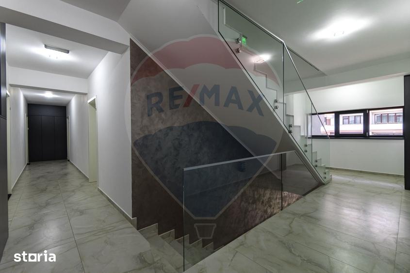 Apartament cu 3 camere decomandat în Tractorul