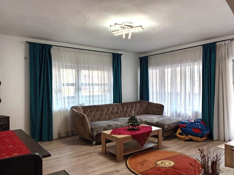 Casă individuală cu 10 camere cu Garaj în Cetate