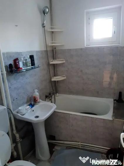 Apartament cu 4 camere semidecomandat în Micro 39