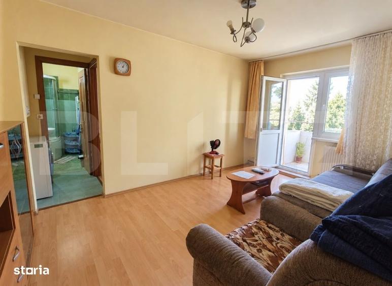 Apartament cu 3 camere semidecomandat, mobilat în Micro 15