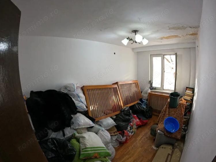 Apartament cu 3 camere semidecomandat, mobilat în Central