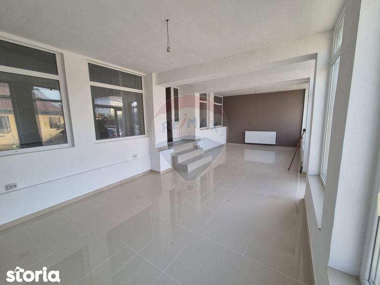 Spațiu comercial, de 118 mp, în Pianu