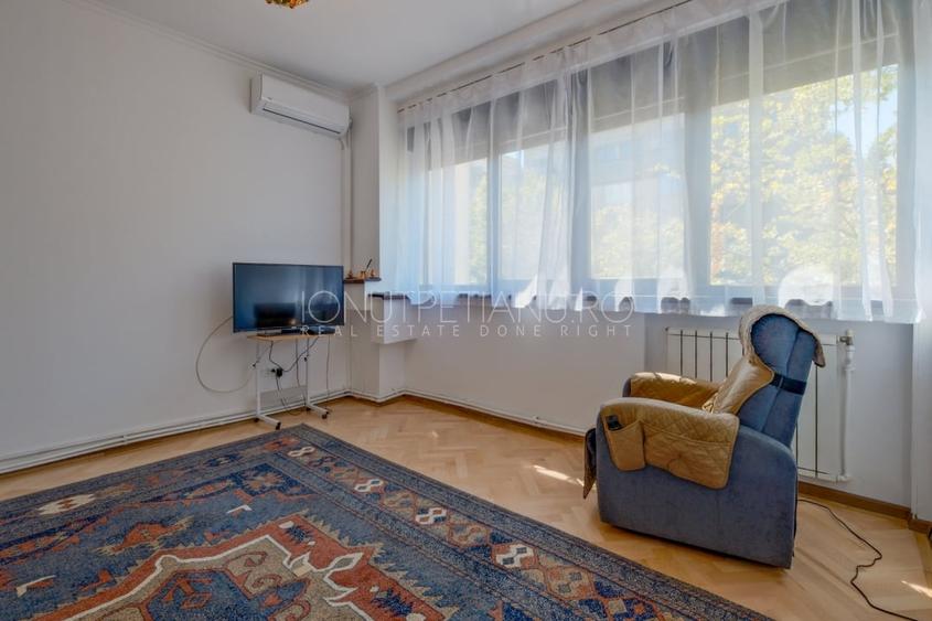 Apartament cu 5 camere semidecomandat, mobilat în Polonă
