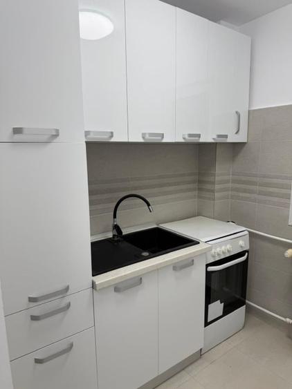 Apartament cu 2 camere semidecomandat, mobilat în Tei