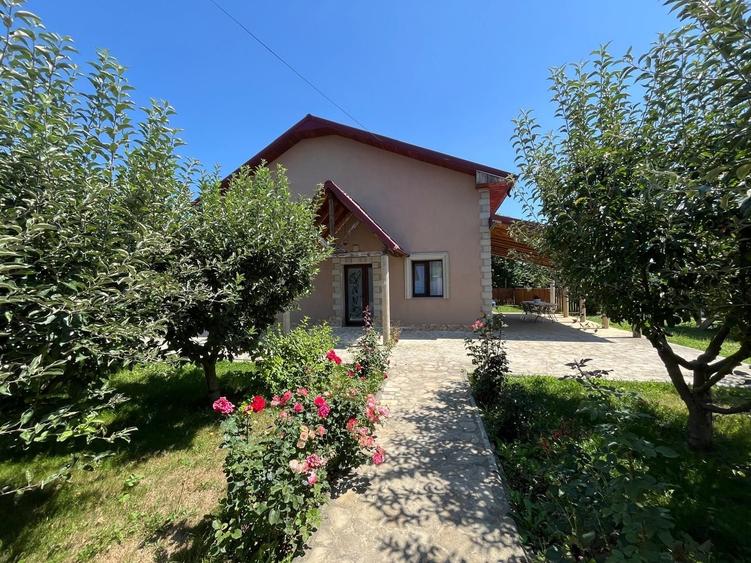 Casă cu 4 camere în Cotu Vameș