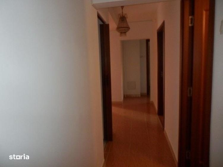 Apartament cu 3 camere decomandat în Aviației