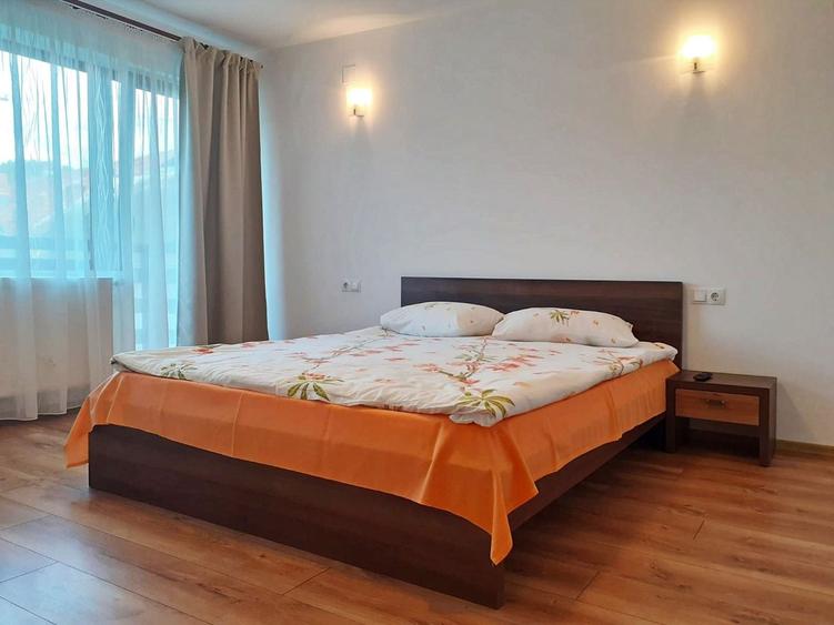 Casă individuală cu 11 camere cu Canalizare în Moieciu de Jos