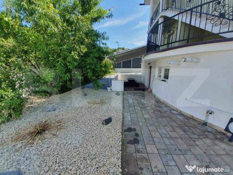 Casă cu 10 camere cu Teren 1100 Mp în Corunca
