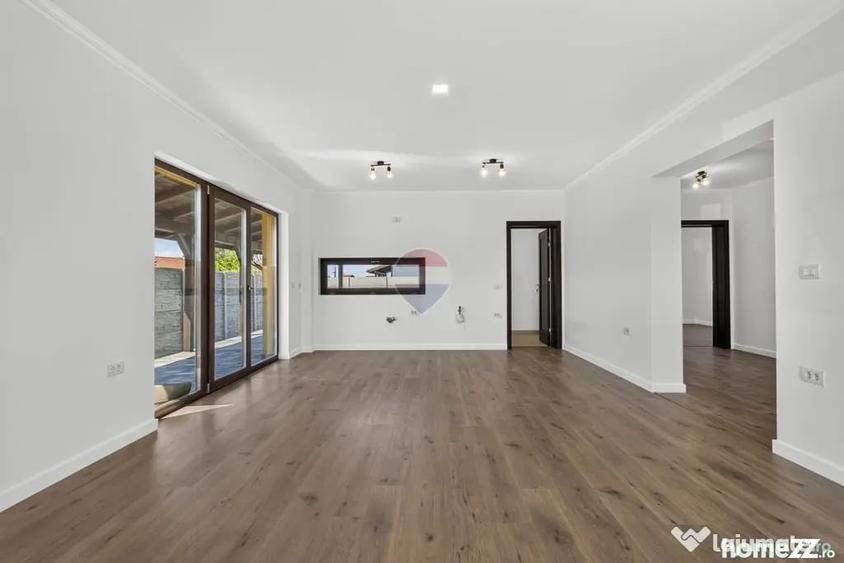 Casă cu 7 camere cu Teren 437 Mp în Livada