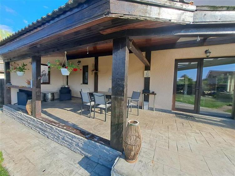 Casă individuală cu 6 camere cu Piscina în Tărlungeni