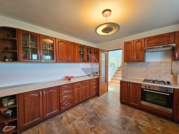 Duplex cu 7 camere cu Teren 386 Mp în Bănești