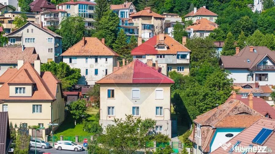 Apartament cu 7 camere decomandat în Dealul Cetății
