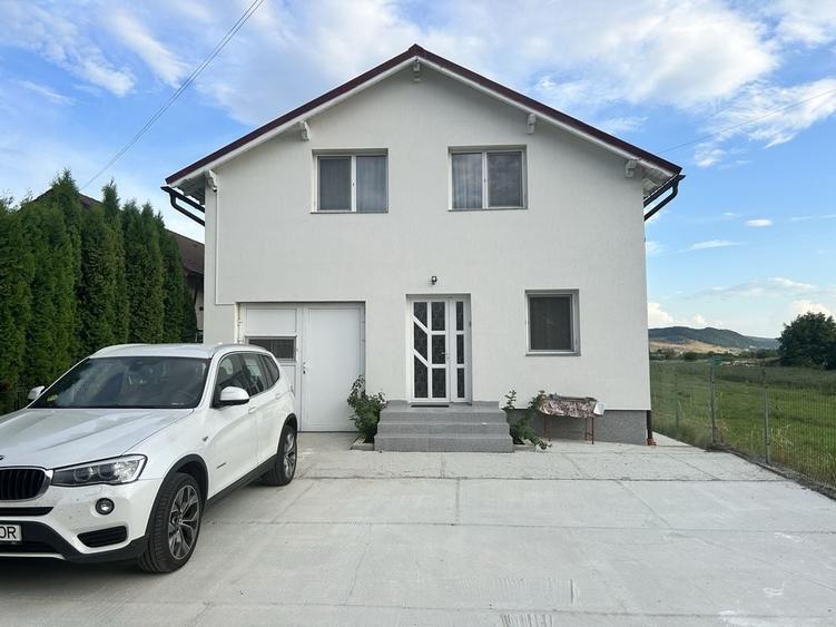 Casă cu 4 camere în Livezile